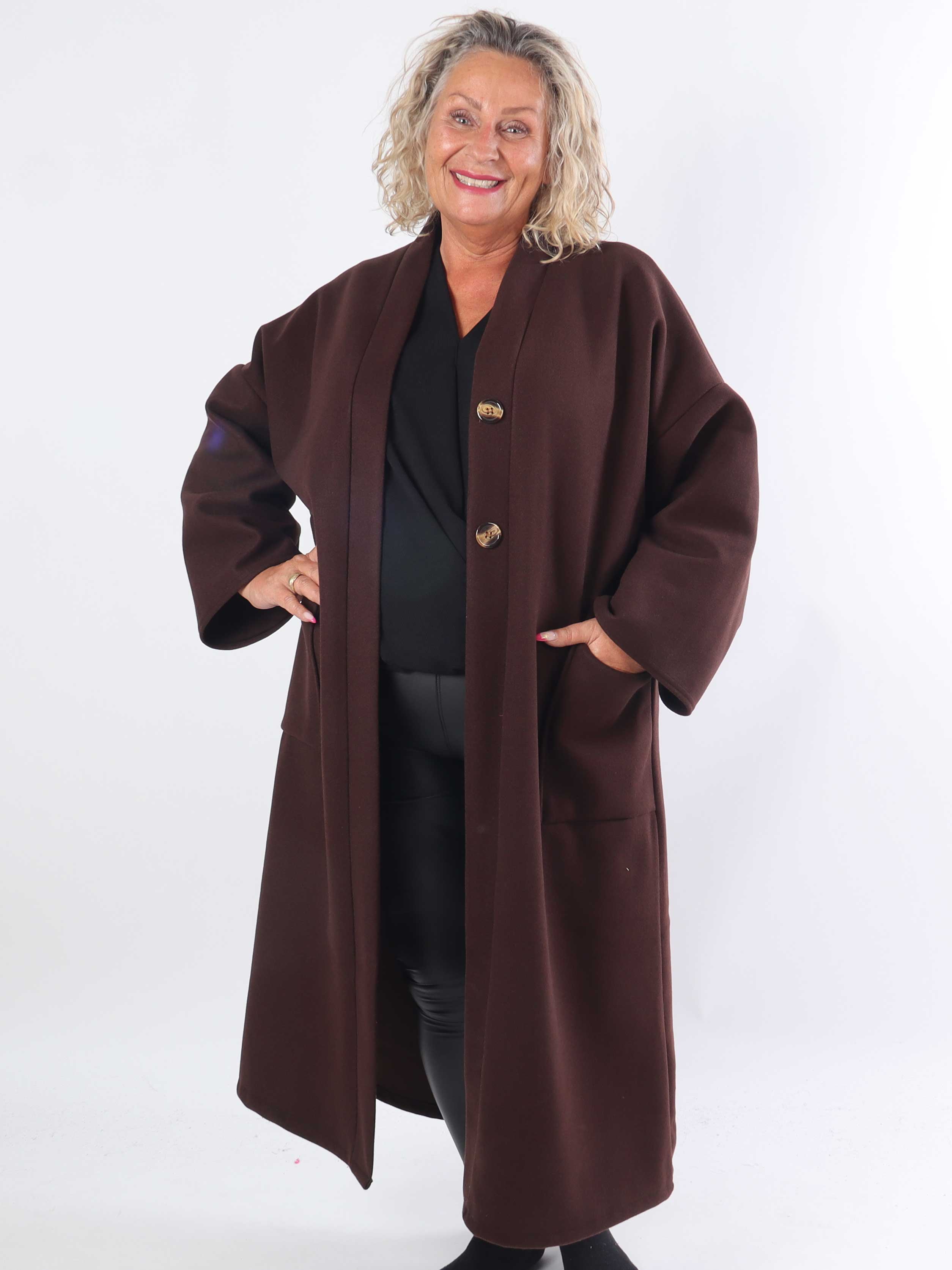 Abbelin - Lang plus size frakke med pynteknapper